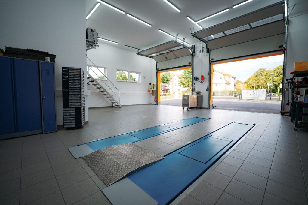 Intérieur d'un garage automobile vide