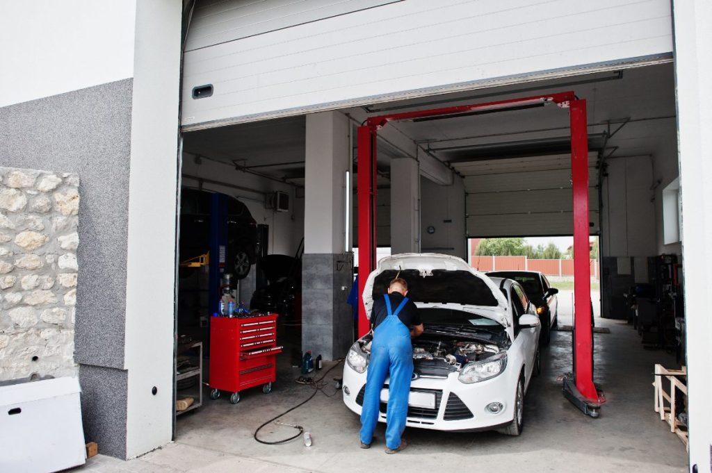 Un mécanicien qui répare une voiture dans un garage