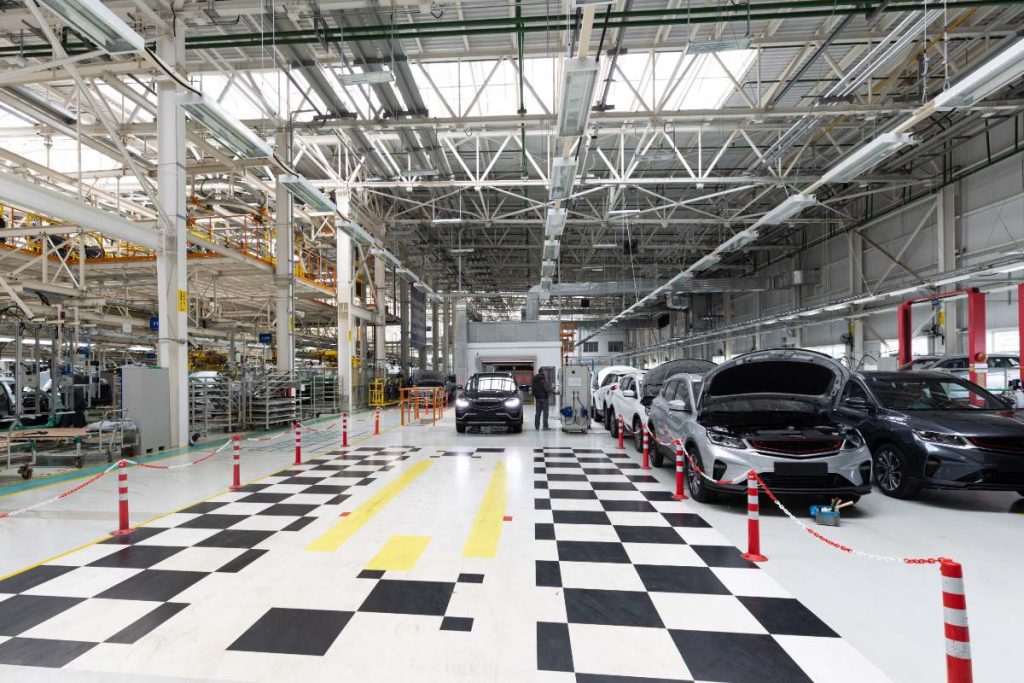 Un ouvrier travaillant dans un grand garage